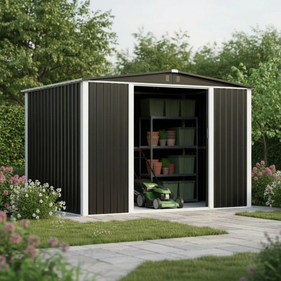 Bodega de jardín metálica oscura con las puertas abiertas, con estantería de macetas, cajas y un cortacésped
