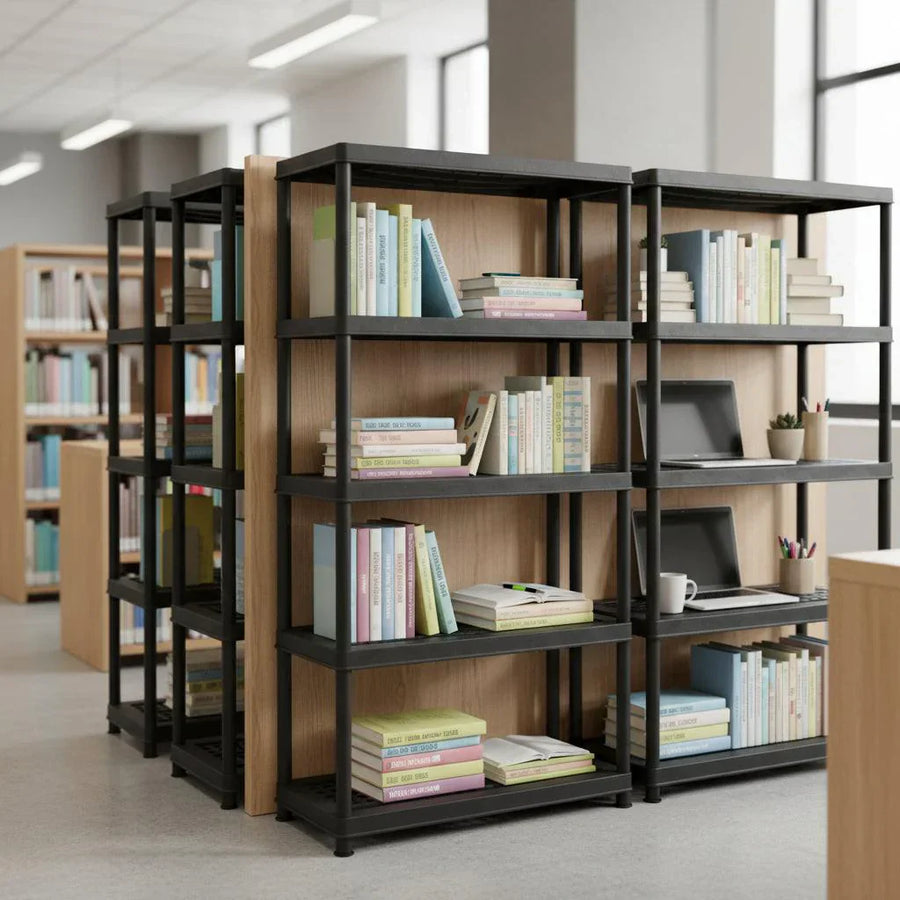 Estanterías de cinco niveles con libros y accesorios de oficina en una sala de lectura