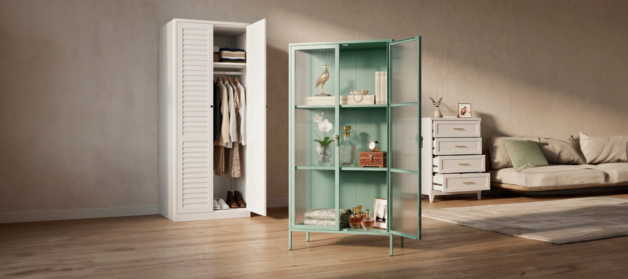 Vitrina metálica de la línea Mint con vidrio acanalado y tres niveles, en un dormitorio junto a un armario blanco y una cómoda