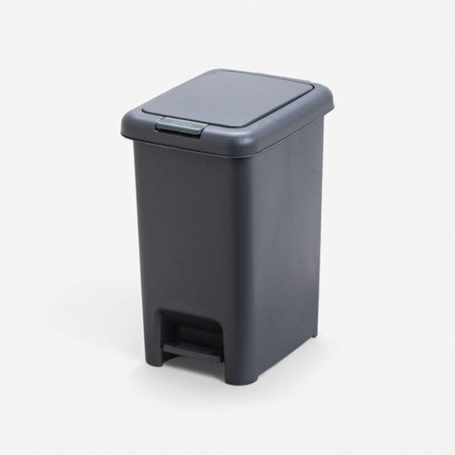 Basurero 10 litros pedal central.